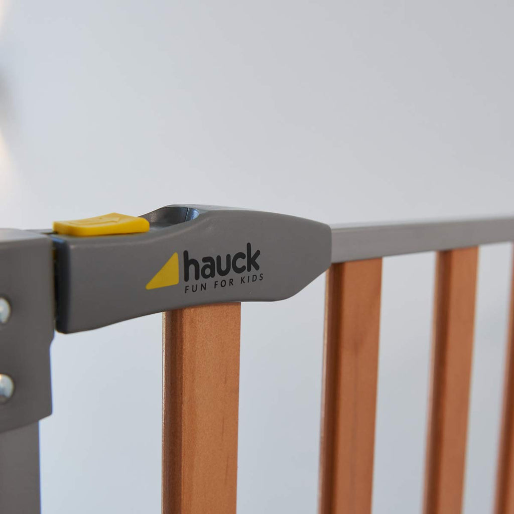 hauck Treppenschutzgitter / Türschutzgitter mit Holzoptik Woodlock 2 mit 9 cm Verlngerung für Breiten 84 - 89 cm, ohne Bohren, 0-24 Monate, Einhndiges ffnen, Beidseitig Schwenkbar, Metall (Silver)