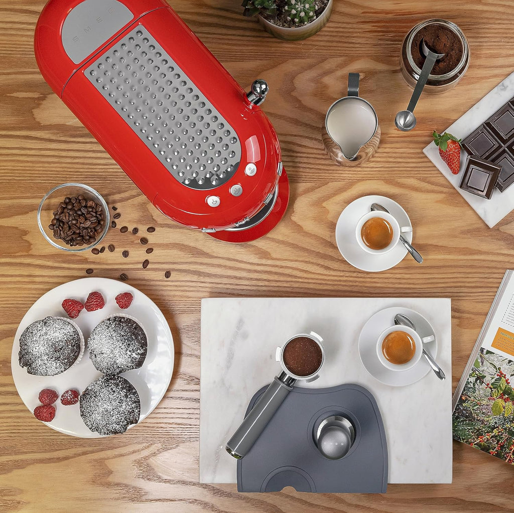Smeg, ECF01WHEU Macchina da Caffè Espresso Manuale, Sistema Cappuccino, Thermoblock, Alloggiamento Tazze Grandi e Funzione Doppio Caffè, Serbatoio Acqua 1 l, Dimensioni Compatte, 1350W, Bianco