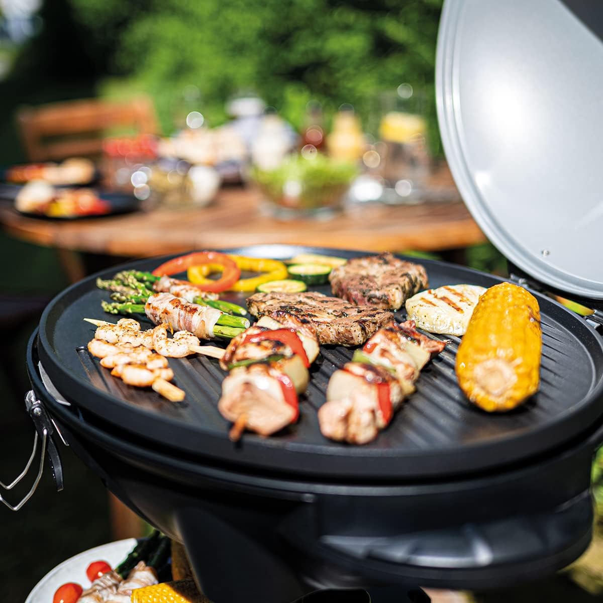 Cloer 6789 Barbecue-Grill, barbecue da esterno con termometro integrato, rivestimento antiaderente, 2400 Watt, superficie grill: 38,5 x 52,5 cm, riponibile in modo salvaspazio