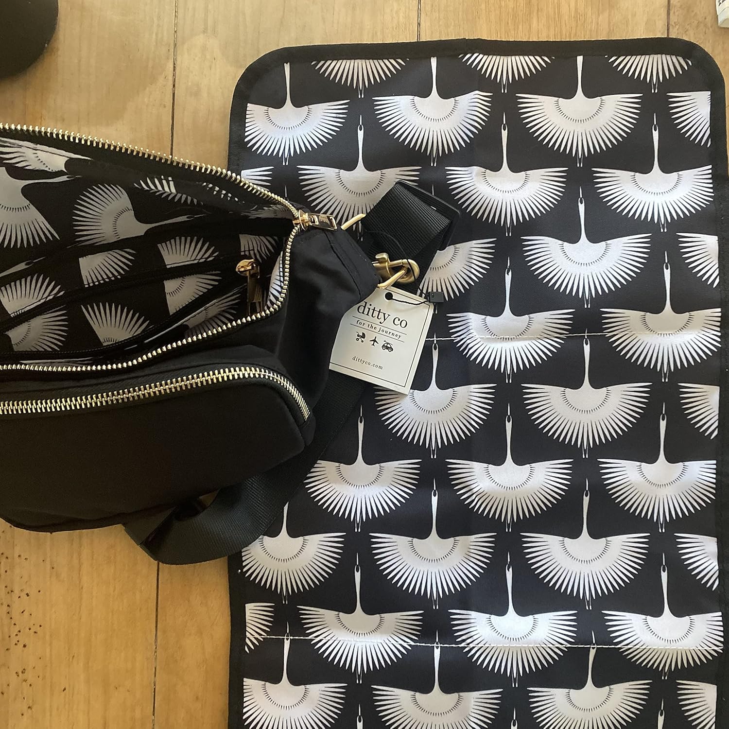 Borsa fasciatoio piccola Ditty Co. – Tappetino per il cambio portatile – Borsa a tracolla per donne – Porta salviette umidificate – Essenziali da viaggio per neonati (nero assoluto)