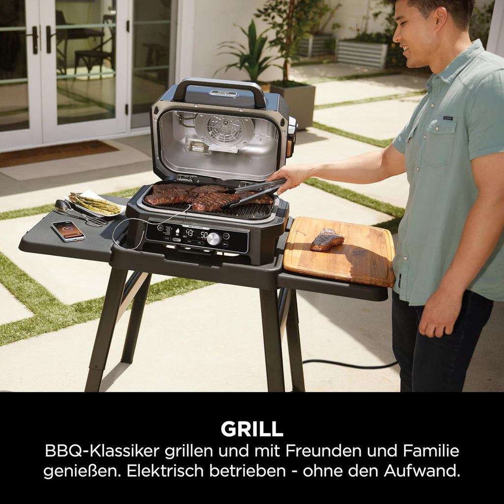 Ninja Woodfire BBQ elettrico e affumicatore e friggitrice ad aria, grill da esterno 7 in 1, friggitrice ad aria, affumicatore, arrostitore, forno e altro ancora, resistente alle intemperie, antiaderente, portatile, elettrico, grigio/nero OG701EU