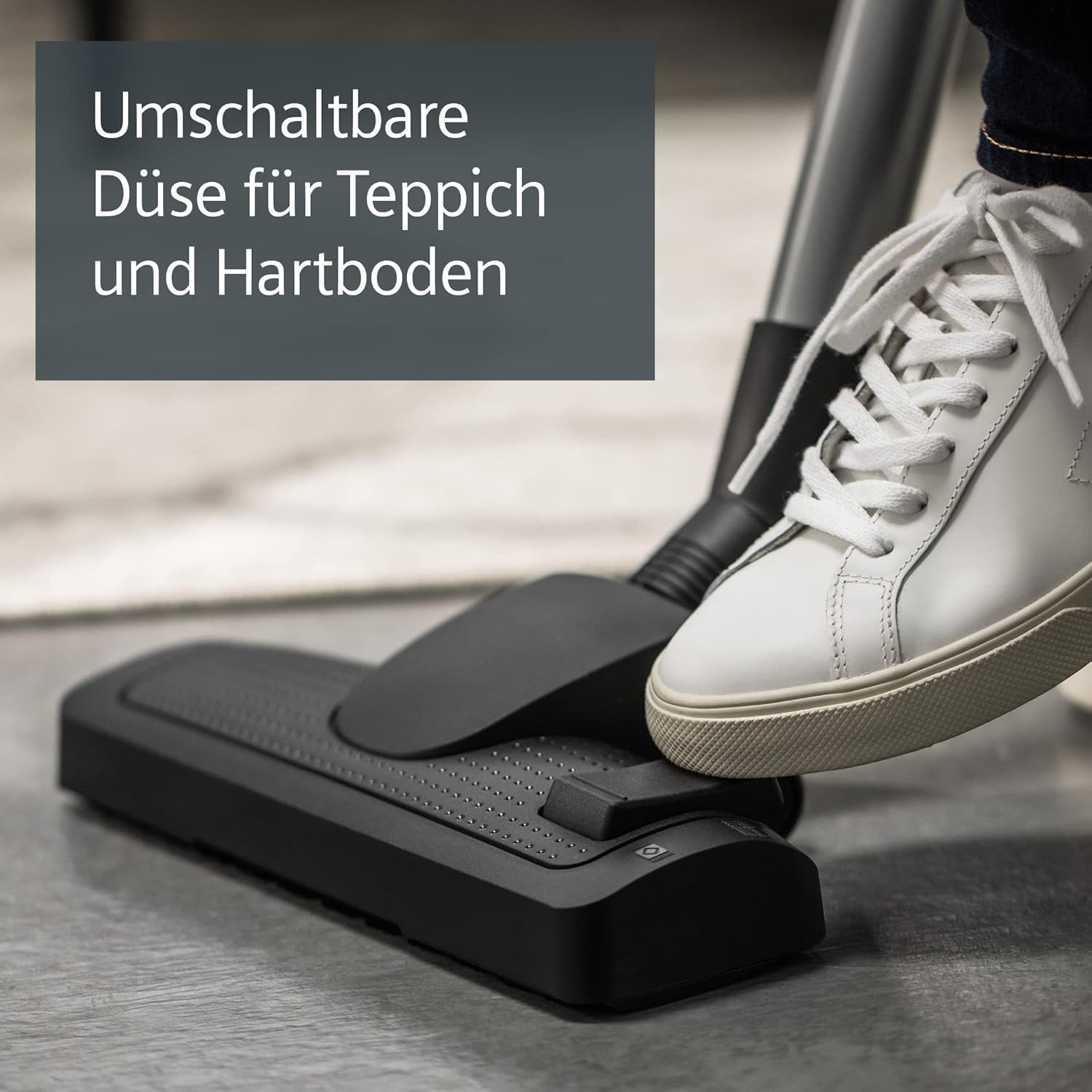 Siemens Aspirapolvere con sacco synchropower VS06A111, aspirapolvere a traino, filtro igienico, bocchetta per pavimenti duri e moquette, forte potenza di aspirazione, cavo lungo, bocchetta a lancia, 600 W, blu