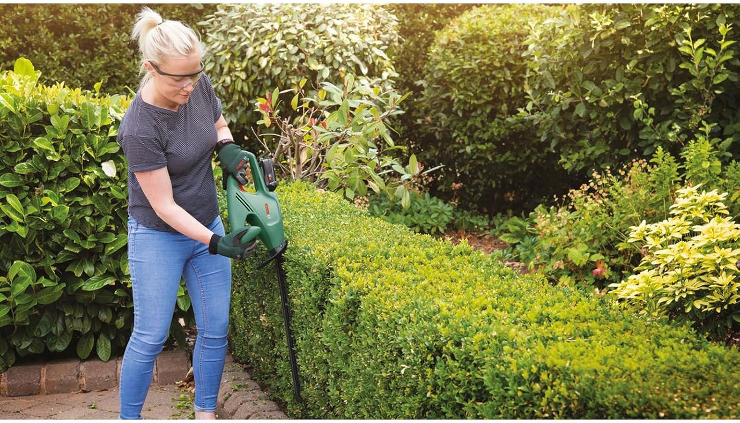 Bosch Akku Heckenschere EasyHedgeCut 18-45 (2 Akkus 2,0 Ah, 18-Volt-System, Messerlänge 45 cm, im Karton)