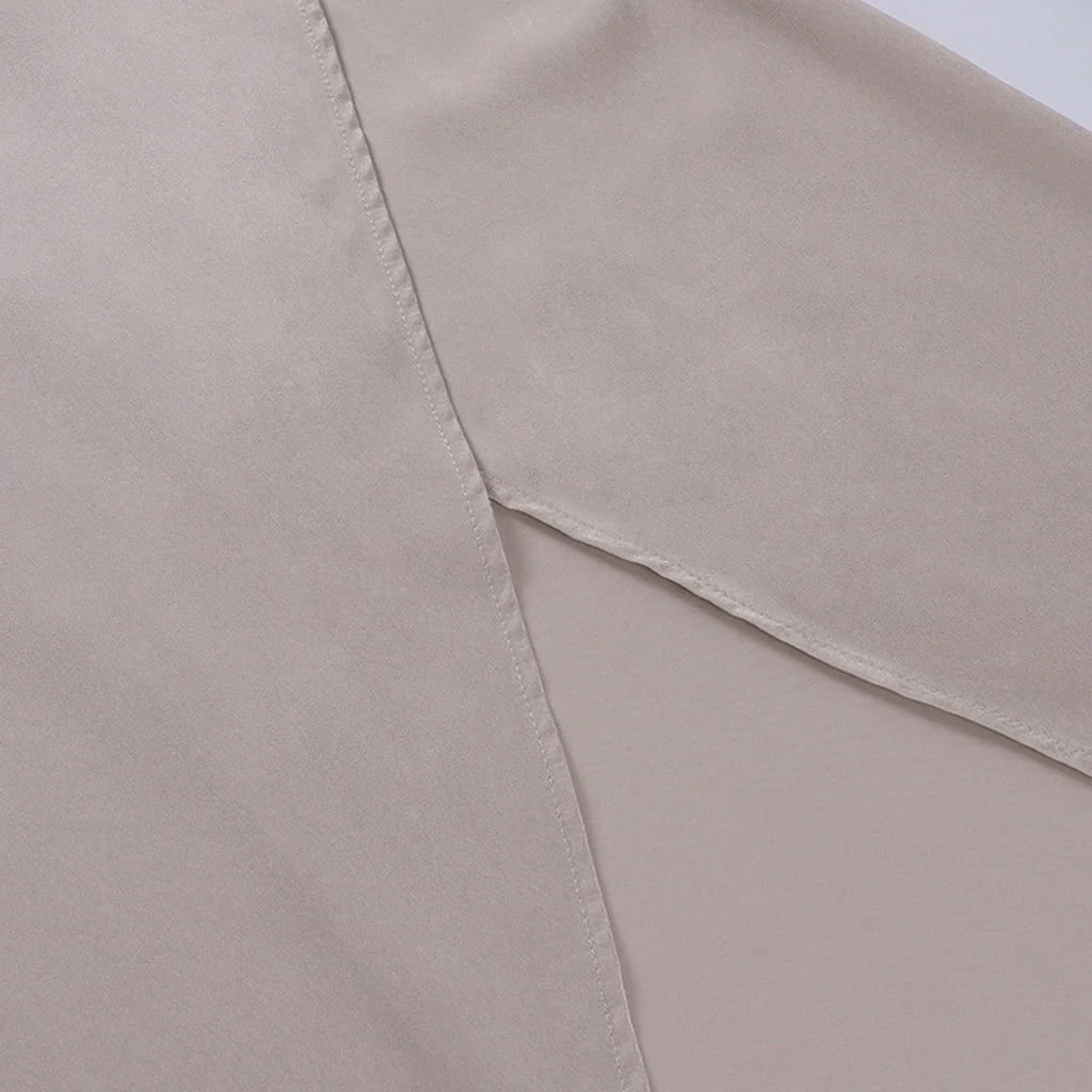rmelloses Maxikleid mit V-Ausschnitt und Schlitzen