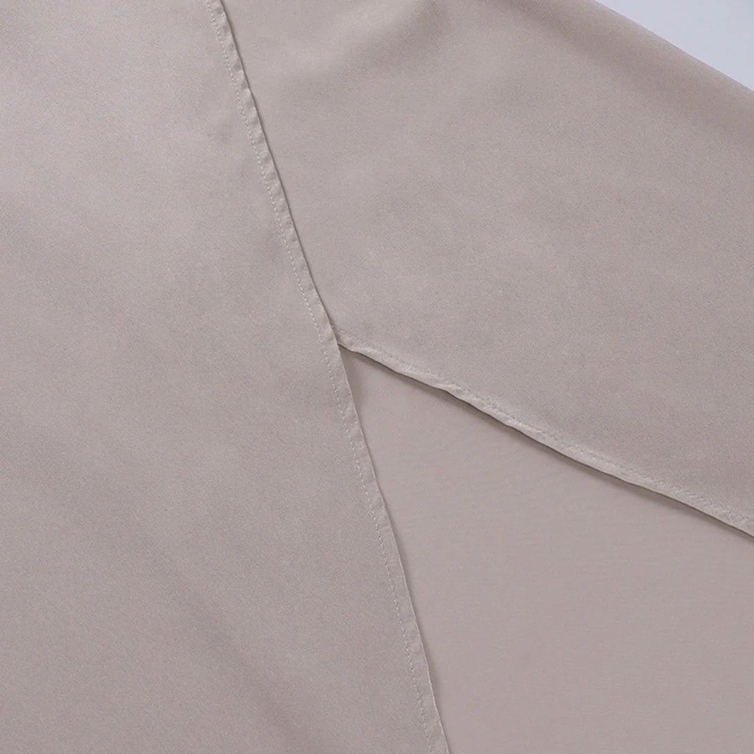 rmelloses Maxikleid mit V-Ausschnitt und Schlitzen
