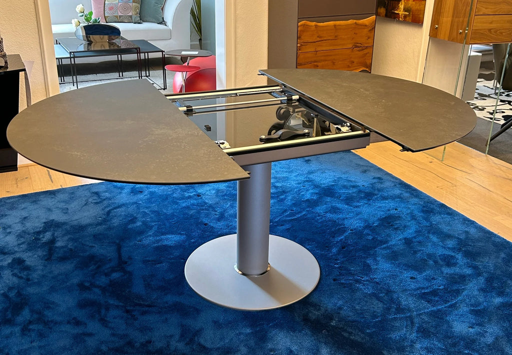 Tavolo da pranzo Ronald Schmitt Linda rotondo 120 cm, allungabile a 170 cm, piano in ceramica