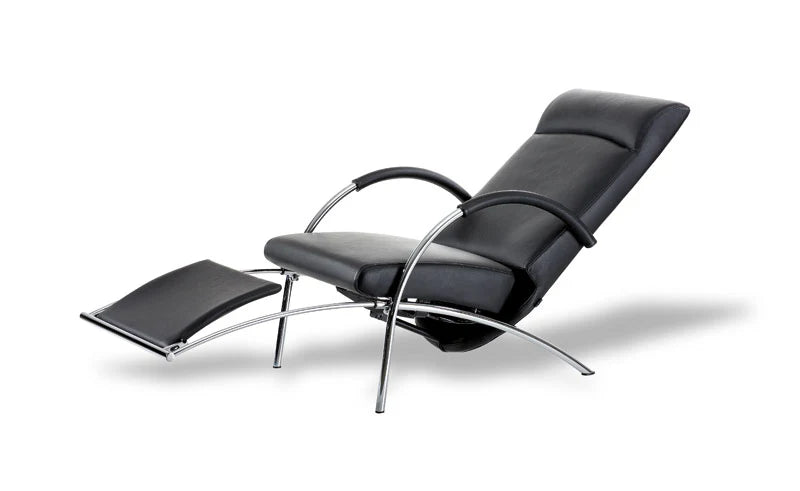 Poltrona relax Curve IP Design in pelle nera, struttura cromata
