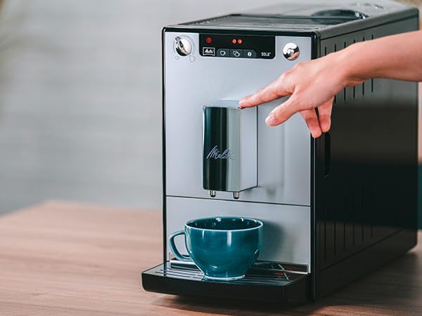 Melitta Solo - Macchina da caffè automatica con beccuccio regolabile in altezza, macchina da caffè piccola con serbatoio dell'acqua rimovibile, per es. espresso o caffè crema, argento