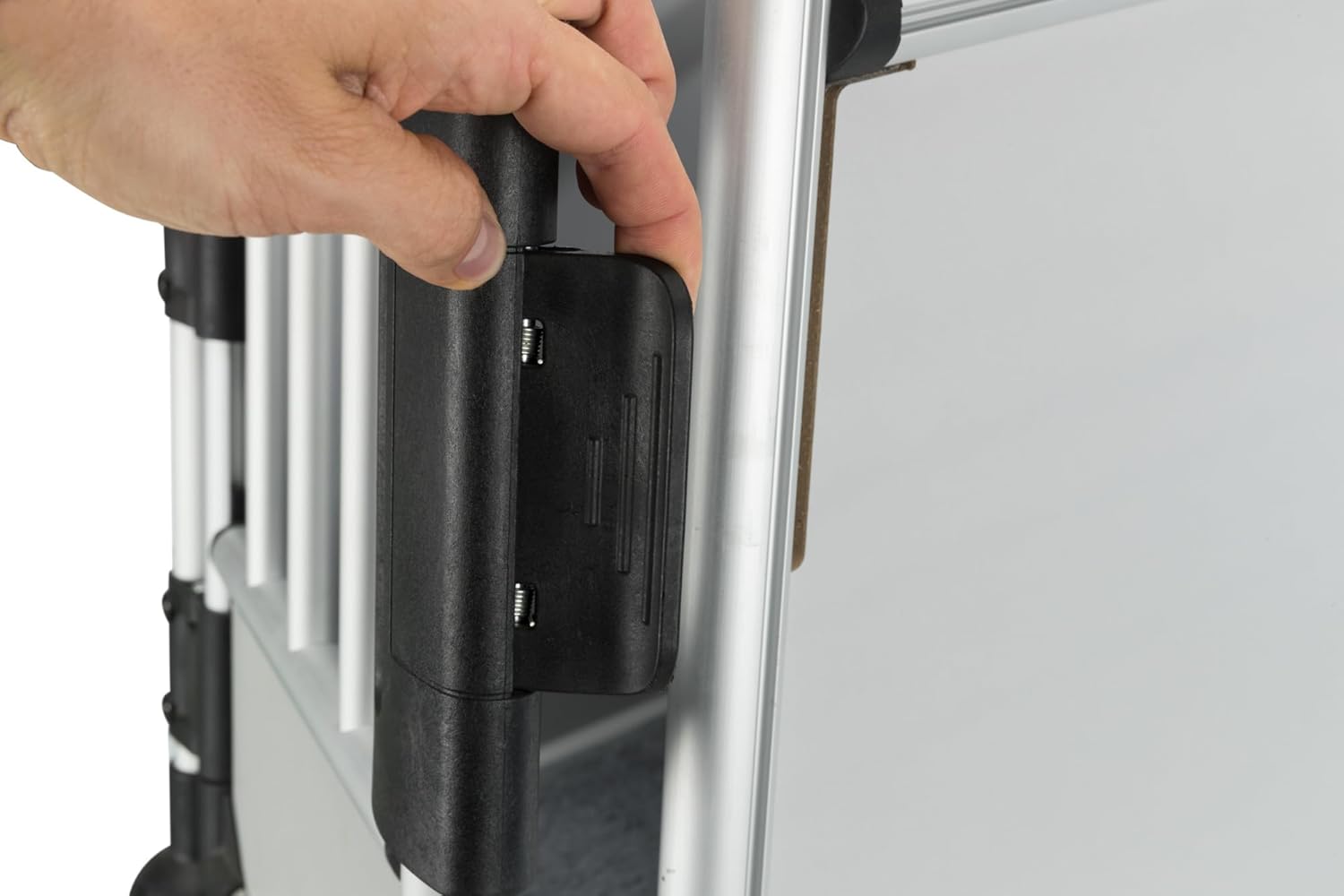TRIXIE Hunde-Transportbox Aluminium in silber – M: 55 × 62 × 73 cm, stabile und geräuscharme Hundebox mit abgeschrägten Seiten, Sicherheitsverschluss & rutschfester Liegematte – 39342