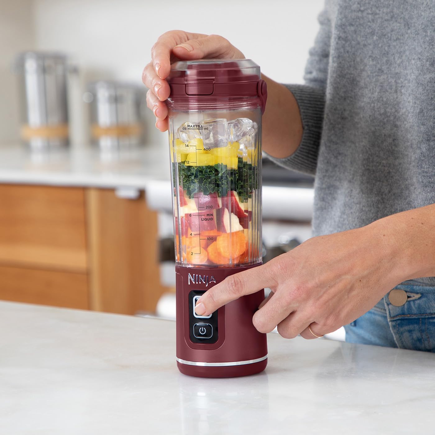 Ninja Blast Frullatore Portatile / Frullatore a Immersione / Frullatore per Smoothie, Tazza da 530 ml, Coperchio a Prova di Perdite, Mini Frullatore Potente, Senza Fili e Ricaricabile, Trita Ghiaccio e Frutta, Nero, BC151EUBK