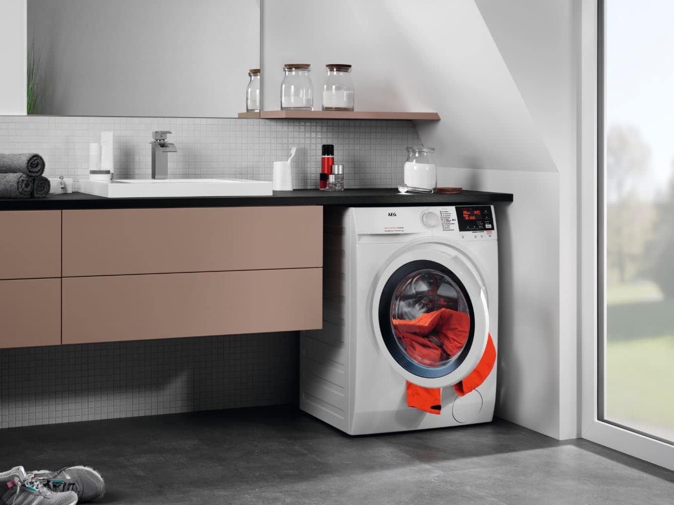 AEG L7WBA60680 Lavasciuga / DualSense - cura delicata / 8 kg lavaggio / 5 kg asciugatura / D / a risparmio energetico / ProSense - regolazione automatica del carico / Funzione aggiungi indumento / ProSteam - funzione vapore rinfrescante / 1600 giri/min