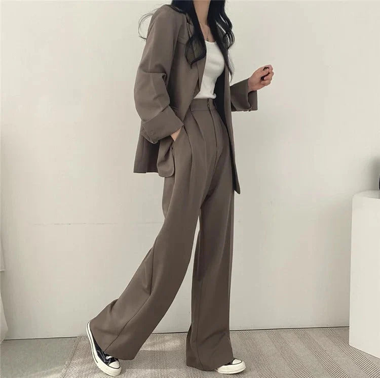 Complesso blazer e pantaloni a sigaretta monocromatico da donna
