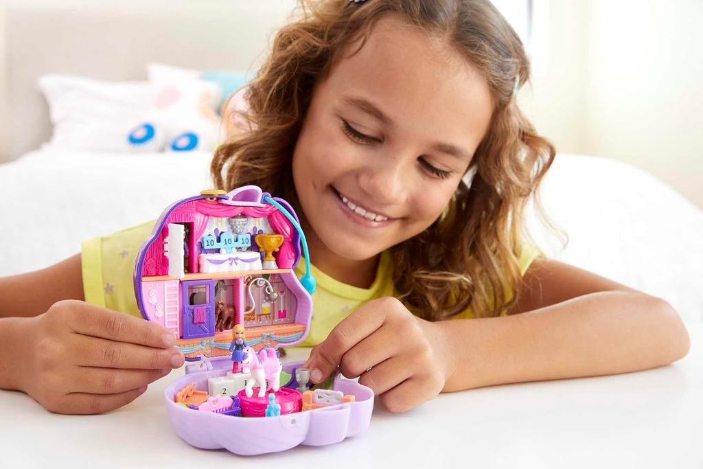 Polly Pocket GTN15 - Valigetta Caffetteria Riccio con Design Caffè e Animali, Mini Bambola Polly e HCG16 - Acquario Lontre, Tema Acquario con Micro Bambole Polly e Nicolas, 5 Sorprese e 12 Accessori