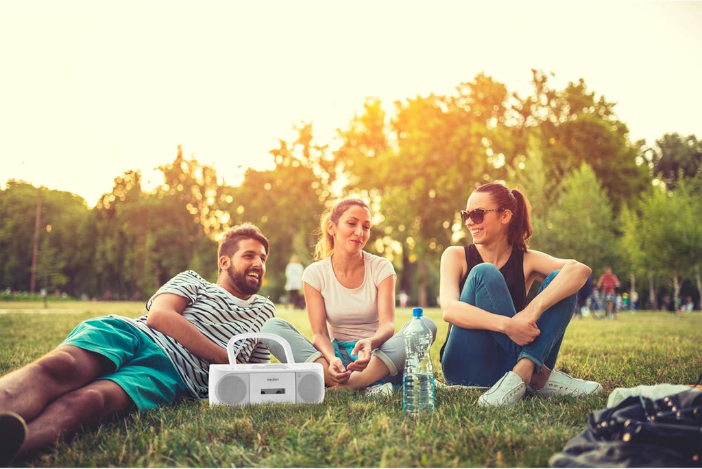 MEDION E65010 Radioregistratore stereo (lettore CD, cassetta, porta USB, ingresso audio AUX, riproduzione MP3, radio PLL FM, 40 stazioni memorizzabili, funzionamento a batteria, telecomando) bianco