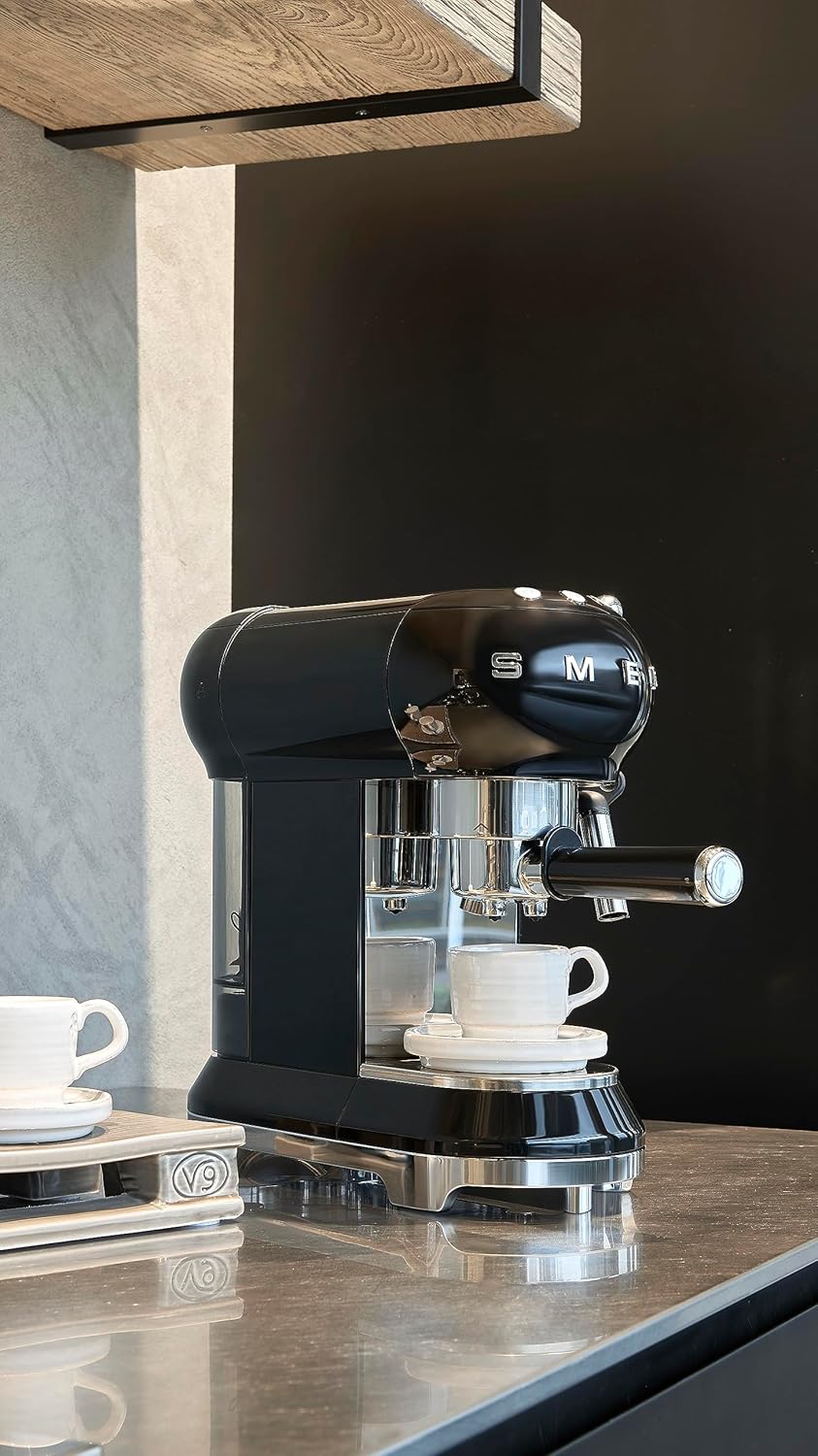 Smeg, ECF01WHEU Macchina da Caffè Espresso Manuale, Sistema Cappuccino, Thermoblock, Alloggiamento Tazze Grandi e Funzione Doppio Caffè, Serbatoio Acqua 1 l, Dimensioni Compatte, 1350W, Bianco