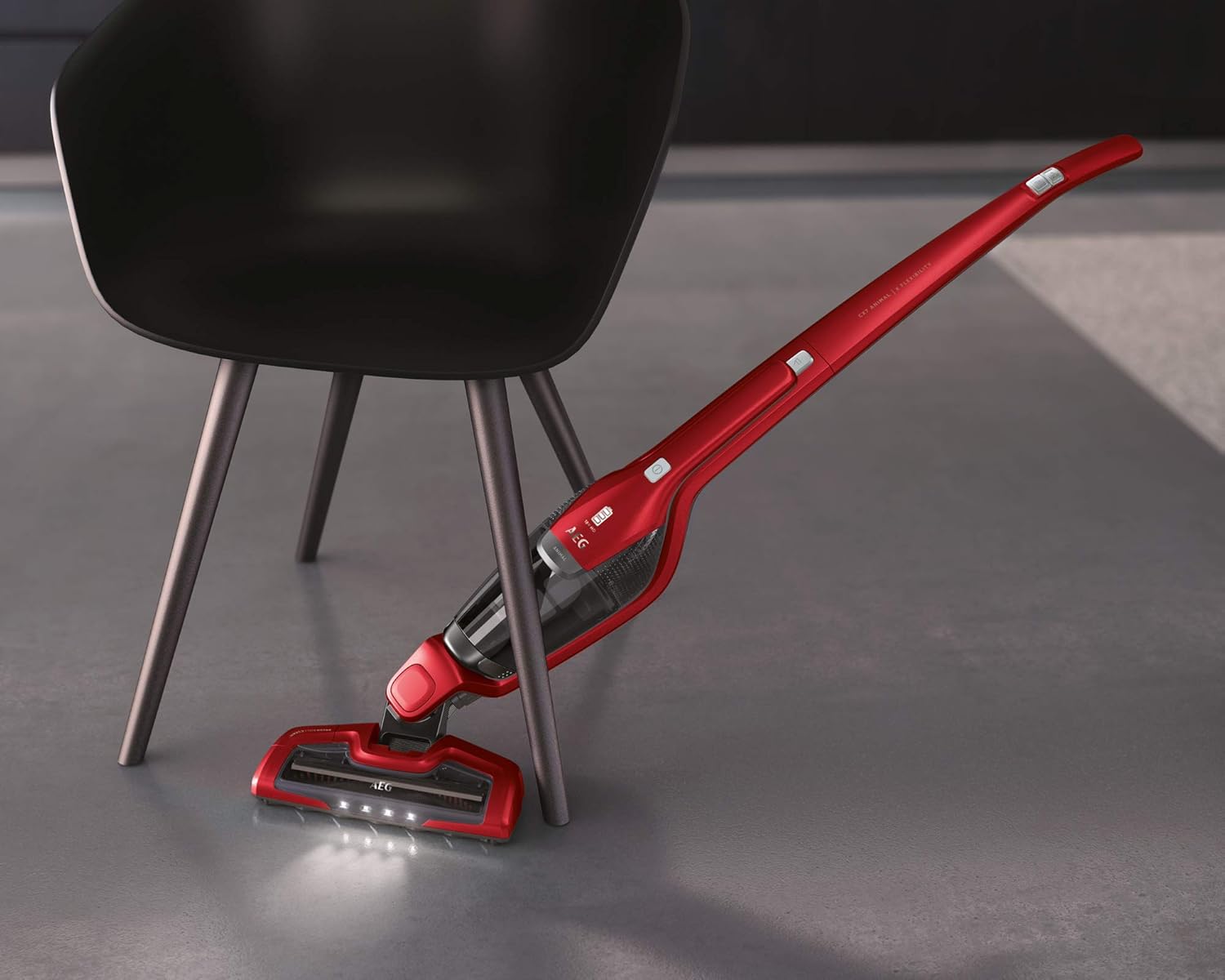 AEG Ergorapido CX7-2-45AN Scopa Elettrica Ricaricabile 2in1 / senza sacco / spazzola per peli di animali / fino a 45 min di autonomia / sta in piedi da solo / snodo a 180° / funzione di pulizia spazzola / luce LED / rosso / Esclusiva Amazon