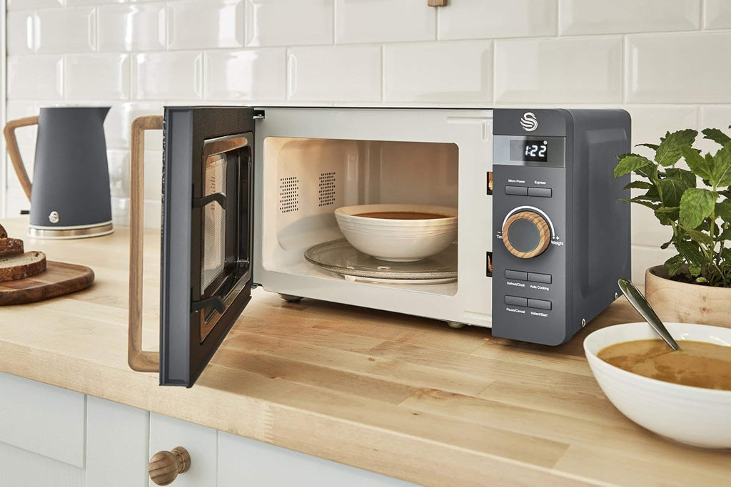 Forno a microonde digitale Swan Nordic da 20 L, 6 livelli di potenza, 800 W, timer da 30 minuti, facile da pulire, modalità scongelamento, design moderno, maniglia effetto legno, bianco opaco