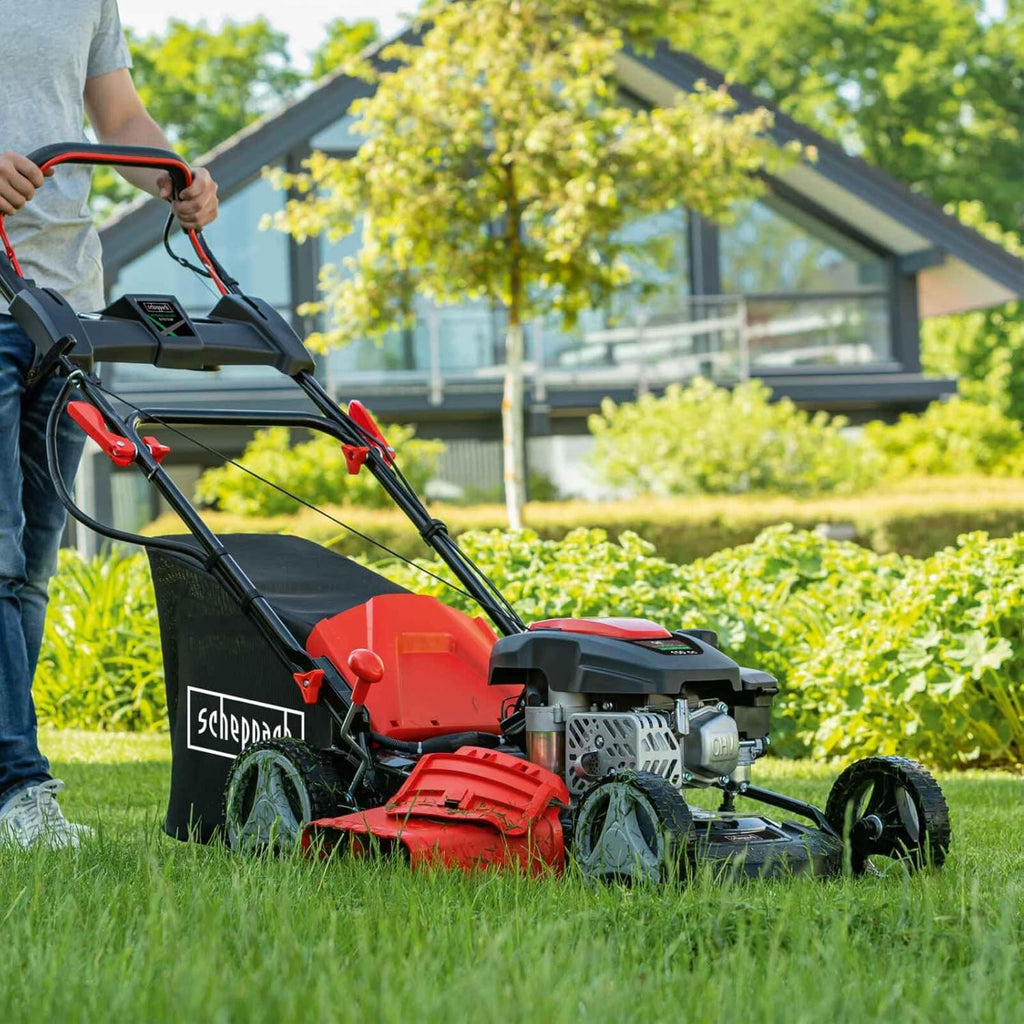 Scheppach MS150-46E Rasaerba a benzina con avviamento elettrico | Larghezza di taglio 46 cm | Funzione di pulizia | Cesto di raccolta da 55 litri | Scocca in acciaio | Regolazione altezza a 7 posizioni | Funzione mulching | Trazione | Scarico laterale