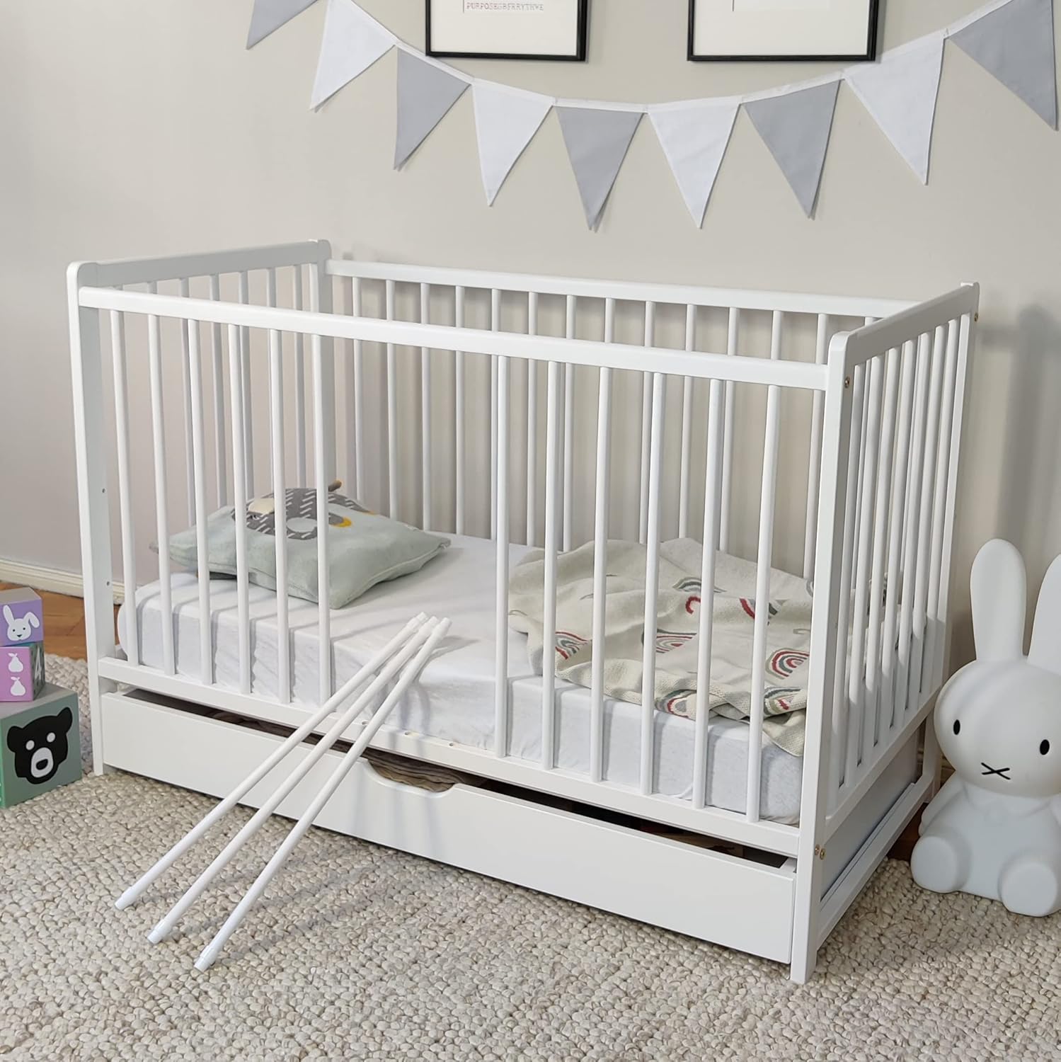 Kids Collective Babybett mit Schublade Kinderbett Gitterbett 60x120 höhenverstellbar & herausnehmbare Sprossen optional mit Matratze | Weiss sehr stabil Made in Europe