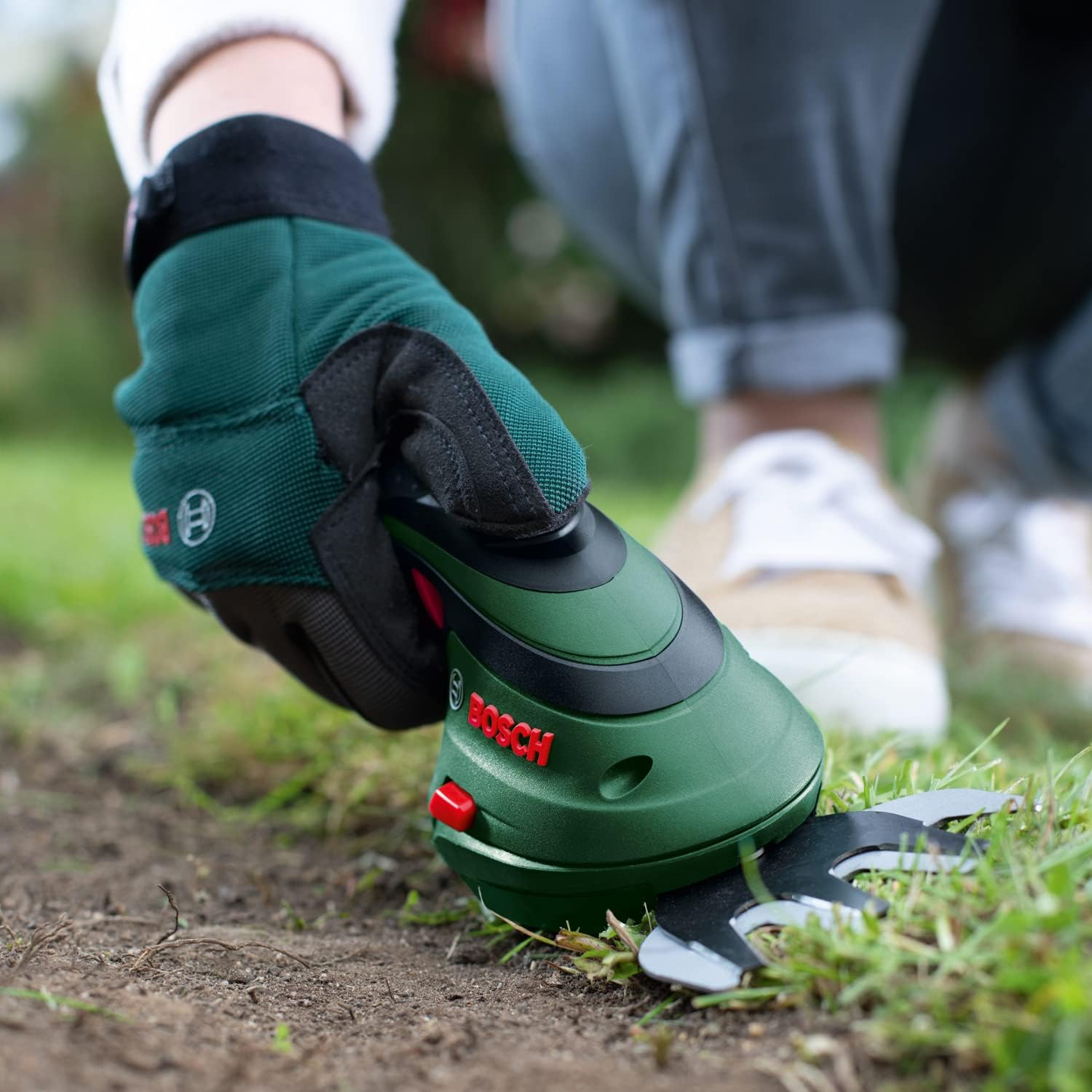 Set di tosaerba a batteria Bosch Isio (3,6 Volt, lunghezza lama 12 cm, distanza tra i denti 8 mm, con guanti da giardinaggio XL inclusi, in softcase) - Amazon Edition