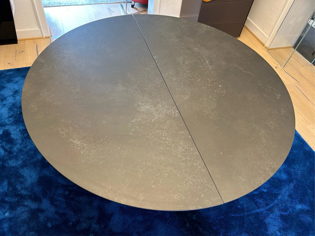 Tavolo da pranzo Ronald Schmitt Linda rotondo 120 cm, allungabile a 170 cm, piano in ceramica