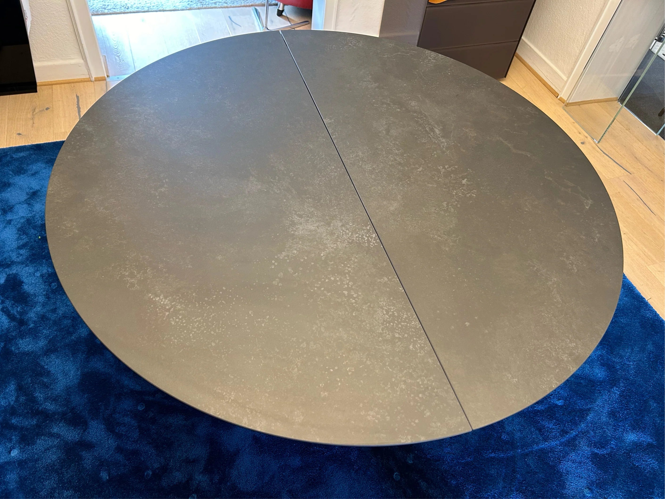 Tavolo da pranzo Ronald Schmitt Linda rotondo 120 cm, allungabile a 170 cm, piano in ceramica