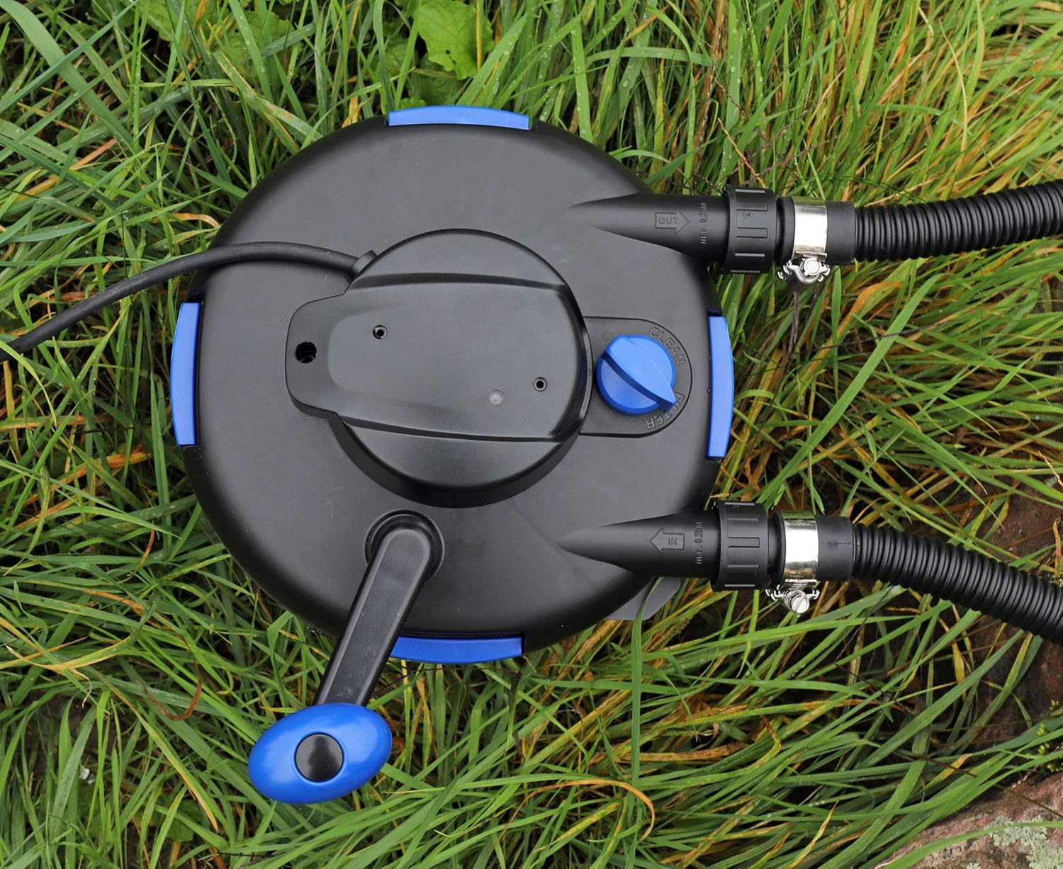 T.I.P. Filtro per laghetto - Set filtro a pressione per laghetto (capacità laghetto 5.000 l, portata 1.500 l/h, UV-C 9 Watt, funzione di controlavaggio integrata, inclusa pompa, lampada UV-C, tubi flessibili, materiale filtrante) TFP 5000 UV 9, 30297