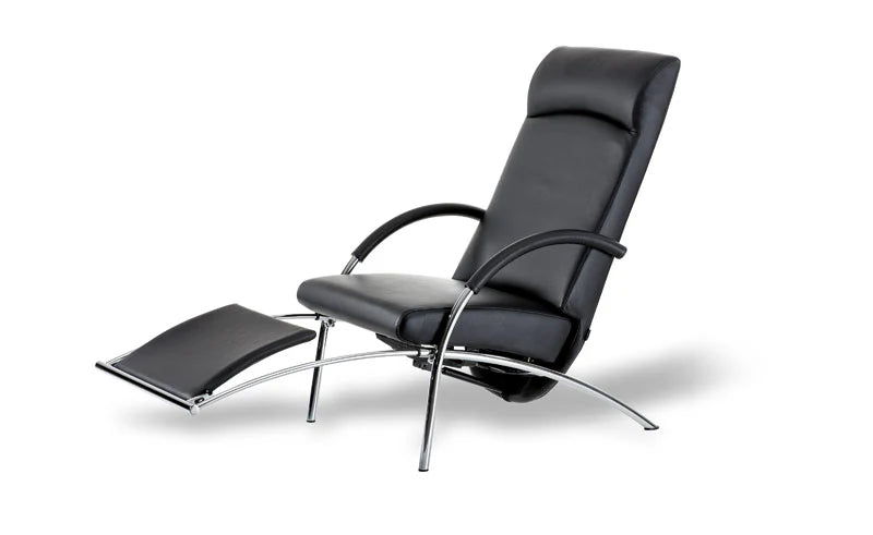 Poltrona relax Curve IP Design in pelle nera, struttura cromata