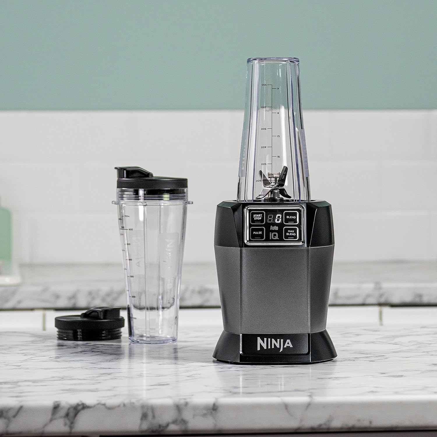 Ninja 2-in-1 Mixer mit 3 Programmen; Mixen, Max Mixen und Zerkleinern & 4 manuellen Einstellungen, 2,1L Krug & 700ml Becher, 1200W, spülmaschinenfest, Auto-iQ, Schwarz BN750EU