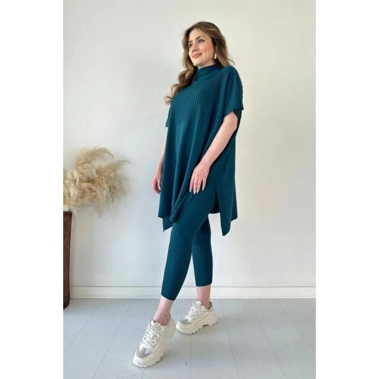 Completo pantaloni e maglione alla moda