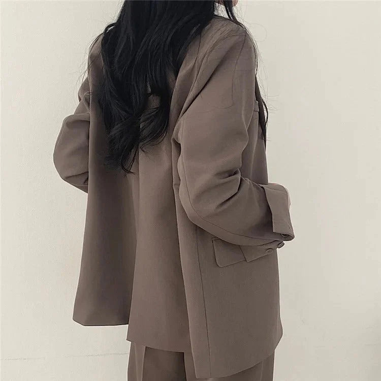 Complesso blazer e pantaloni a sigaretta monocromatico da donna