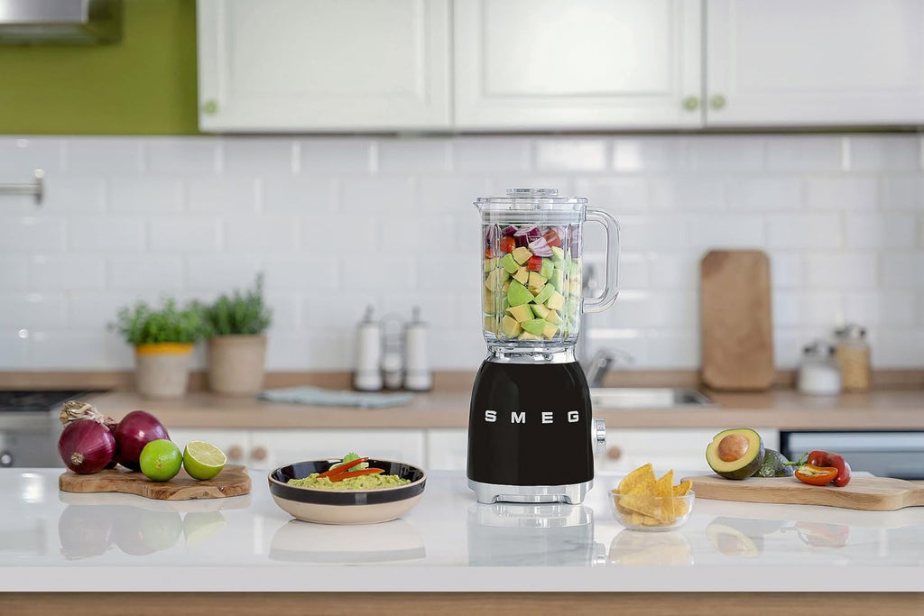 Smeg, BLF03PKEU, Frullatore da tavolo da 1,5 l, 4 velocità, 4 programmi automatici, Doppia lama rimovibile, Coperchio trasparente con tappo dosatore, Antiscivolo, 800W, Rosa