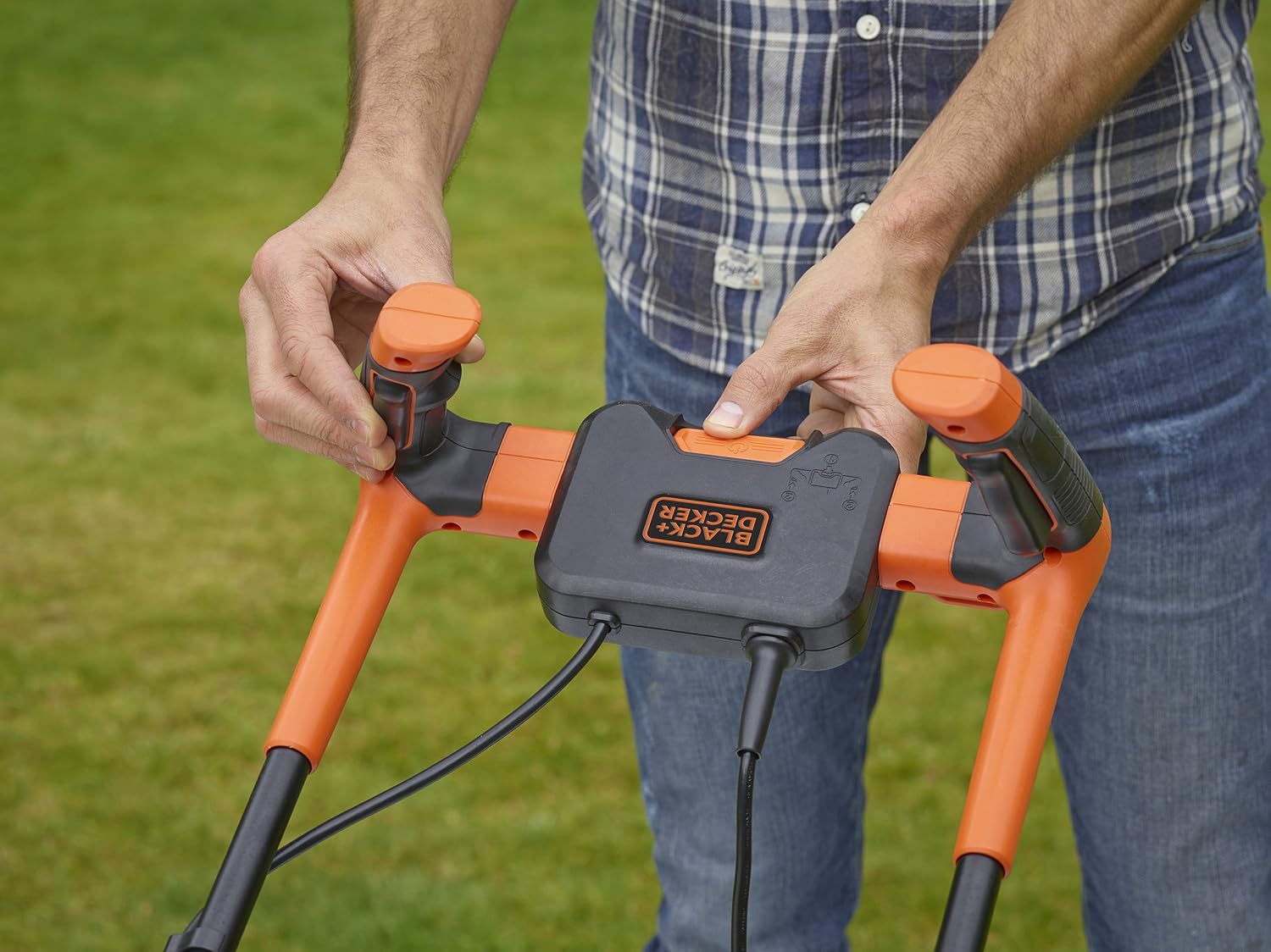 Black+Decker Tagliaerba Elettrico con Impugnatura a Manubrio BEMW461BH (1.400W, Larghezza di Taglio 34cm, 6 Altezze di Taglio, Cesto di Raccolta da 40l, Ideale per Giardini di Medie Dimensioni)