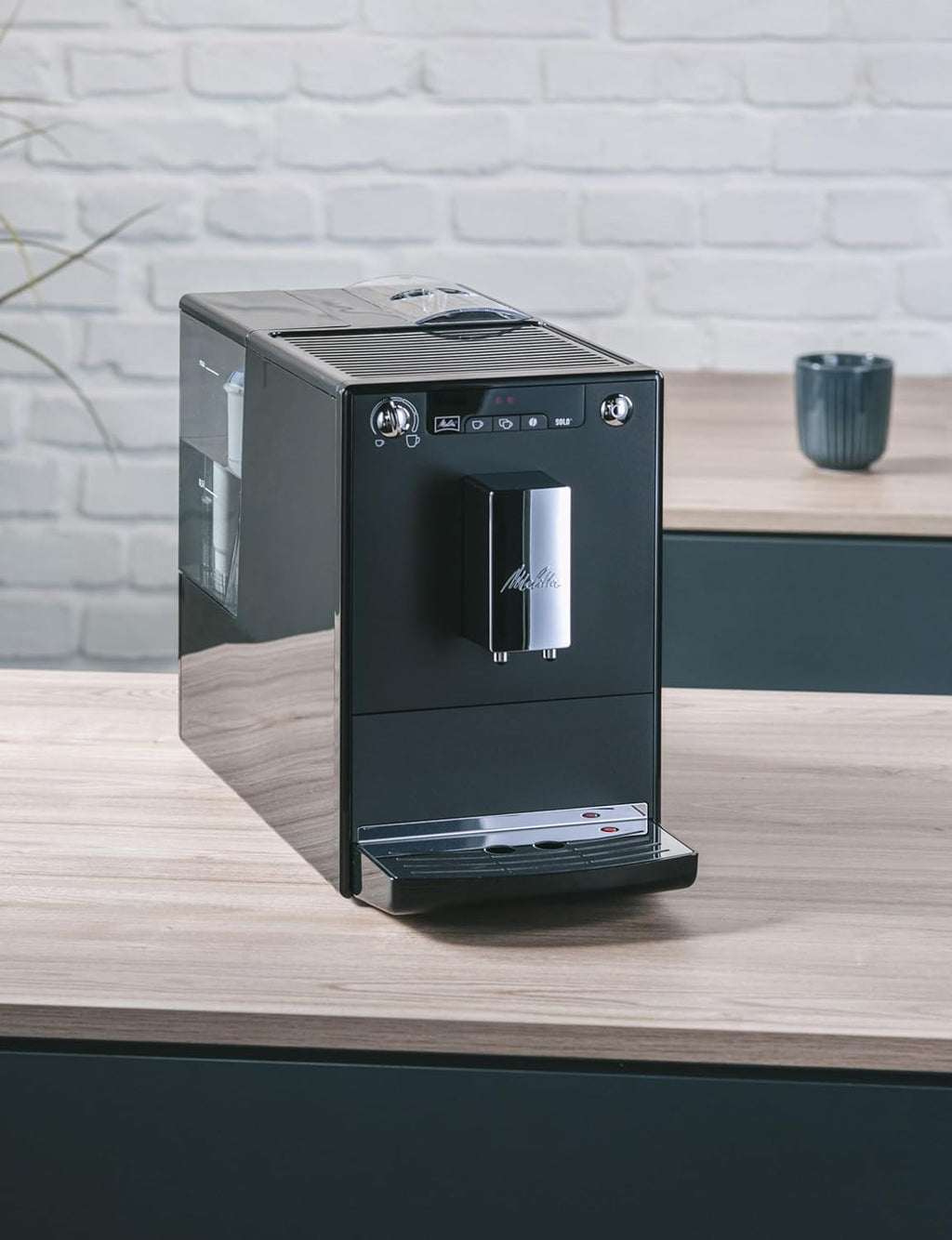 Melitta Solo - Macchina da caffè automatica con beccuccio regolabile in altezza, macchina da caffè piccola con serbatoio dell'acqua rimovibile, per es. espresso o caffè crema, argento