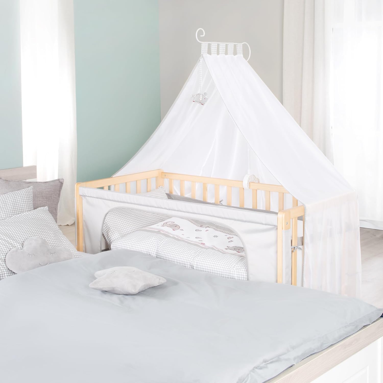 roba Beistellbett 60 x 120 cm - Adam & Eule Room Bed - Babybett zum Anstellen an Elternbett - Inklusive Matratze, Bettwäsche, Himmel - Mobil & Höhenverstellbar - Holz weiß