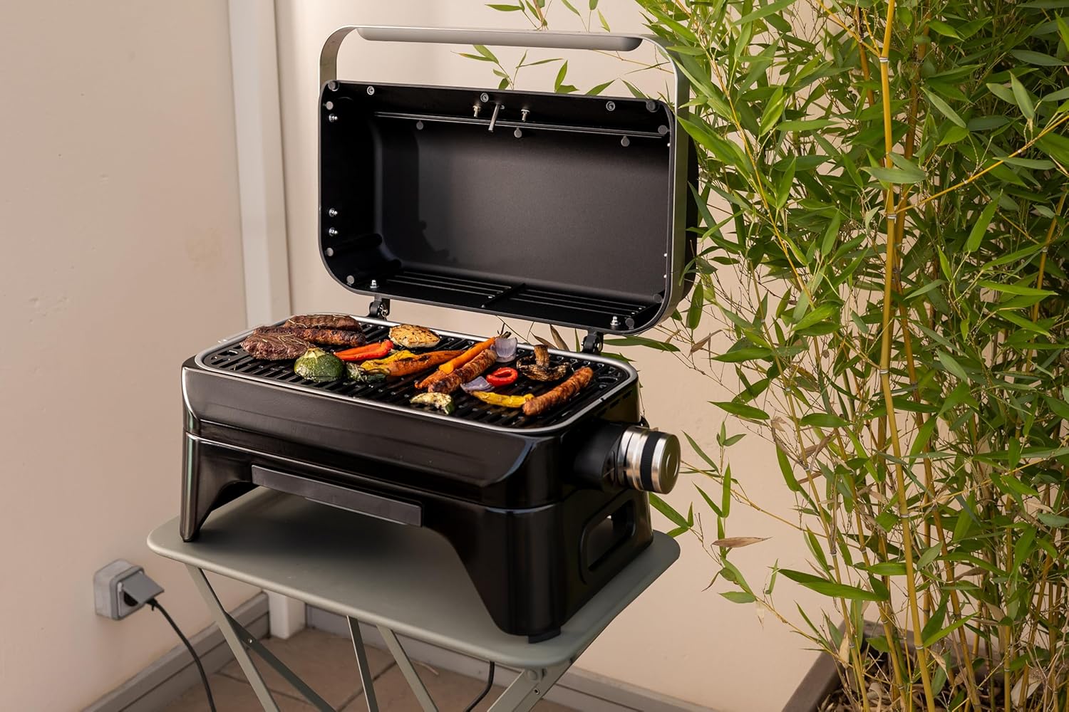 Campingaz Grill Attitude2go, grill a gas ed elettrico, grill da tavolo, grill portatile da balcone/campeggio, con coperchio, termometro e griglia in ghisa, funzionamento a gas o elettrico