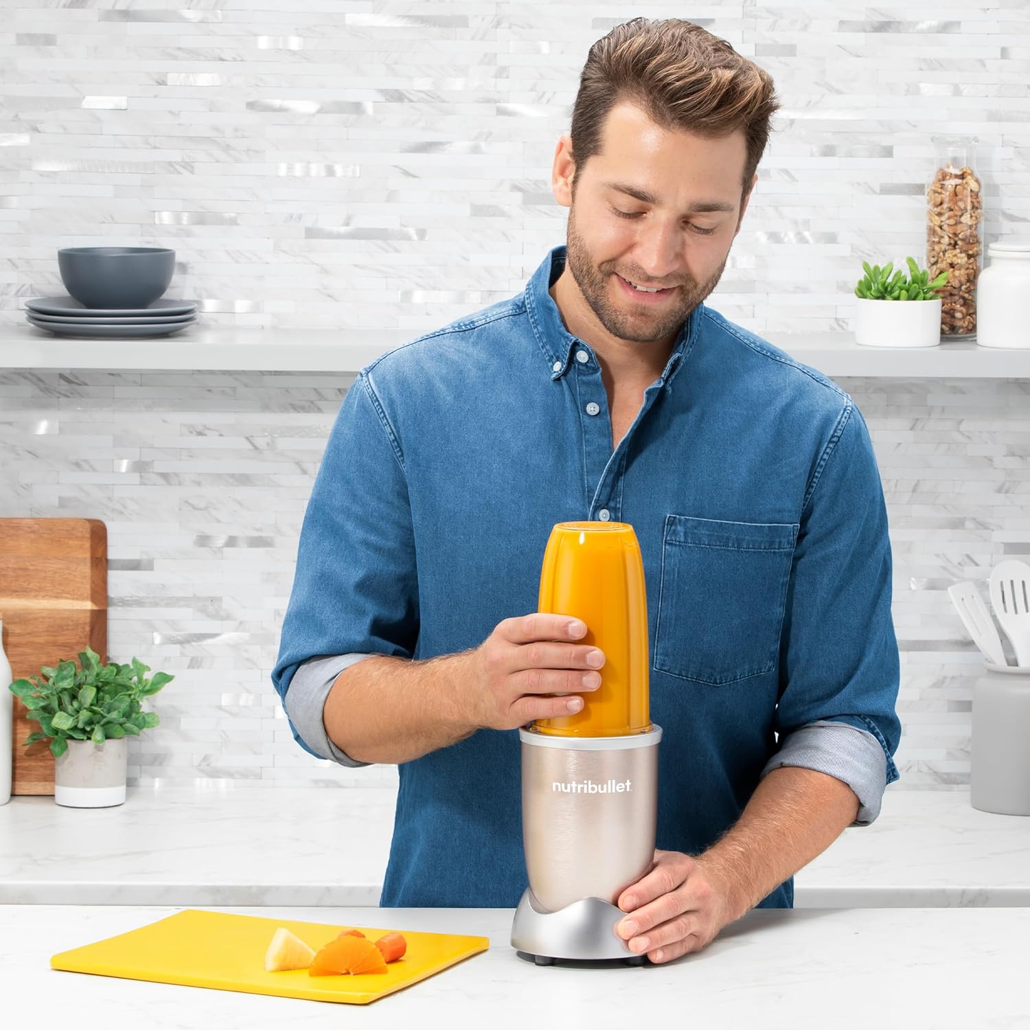 nutribullet Pro, 900 Watt, Facile e veloce da usare, Compatto, Facile da pulire, Con bicchiere da 700 ml, Frullatore per smoothie, Mixer elettrico, NB904B, Nero