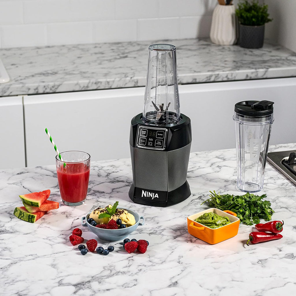 Ninja 2-in-1 Mixer mit 3 Programmen; Mixen, Max Mixen und Zerkleinern & 4 manuellen Einstellungen, 2,1L Krug & 700ml Becher, 1200W, spülmaschinenfest, Auto-iQ, Schwarz BN750EU