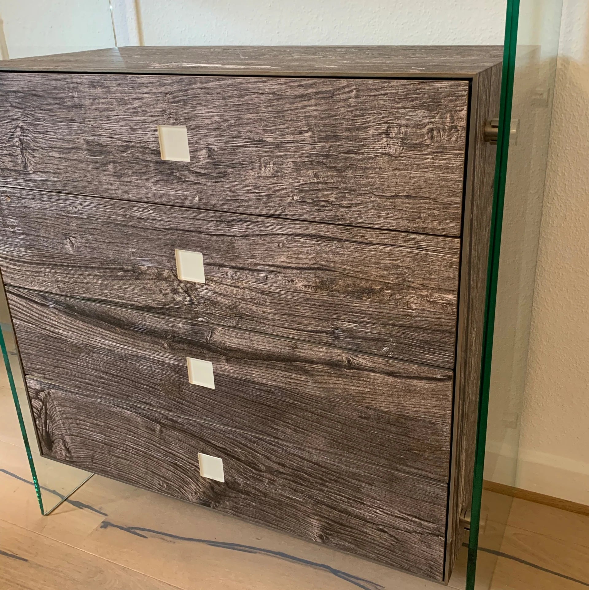 Dreieck Design Kommode Fusion Wood 4 Schübe, Glas, Fichte Vintage grau