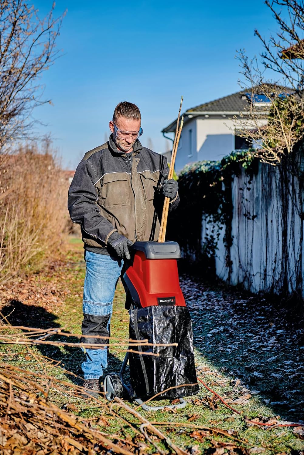 Trituratore elettrico a lama Einhell GC-KS 2540 (2 lame reversibili in acciaio speciale, ampia apertura a imbuto, interruttore di protezione motore, sacco di raccolta, maniglia di trasporto inclusa pressa), rosso