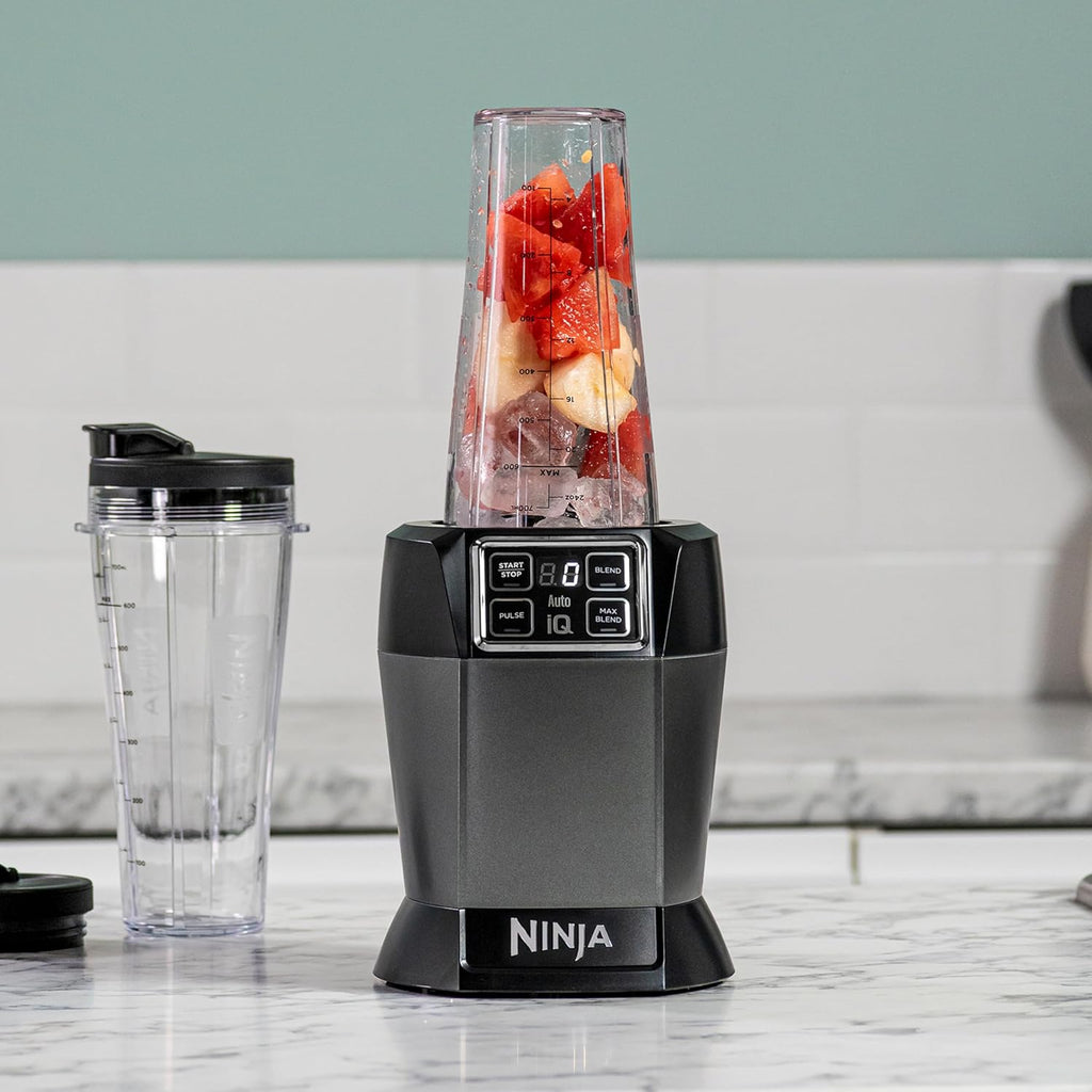 Ninja 2-in-1 Mixer mit 3 Programmen; Mixen, Max Mixen und Zerkleinern & 4 manuellen Einstellungen, 2,1L Krug & 700ml Becher, 1200W, spülmaschinenfest, Auto-iQ, Schwarz BN750EU