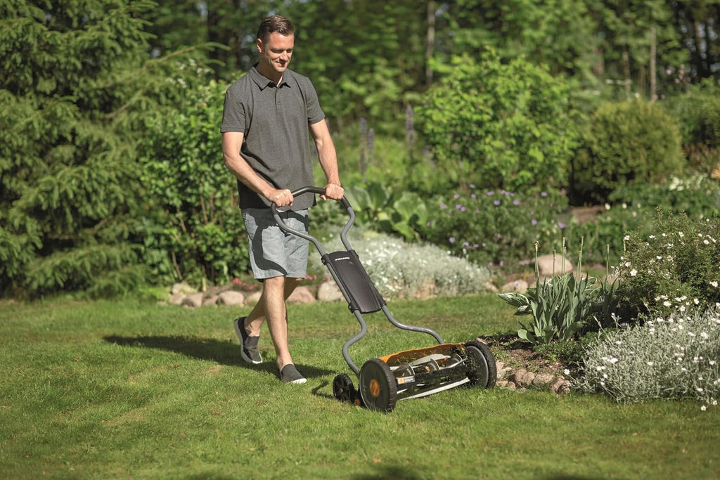 Fiskars Spindelmher, Rasenmher mit berührungslosem Schneidesystem, Schnittbreite: 43 cm, StaySharp Plus, Schwarz/Orange/Silber, 1015649