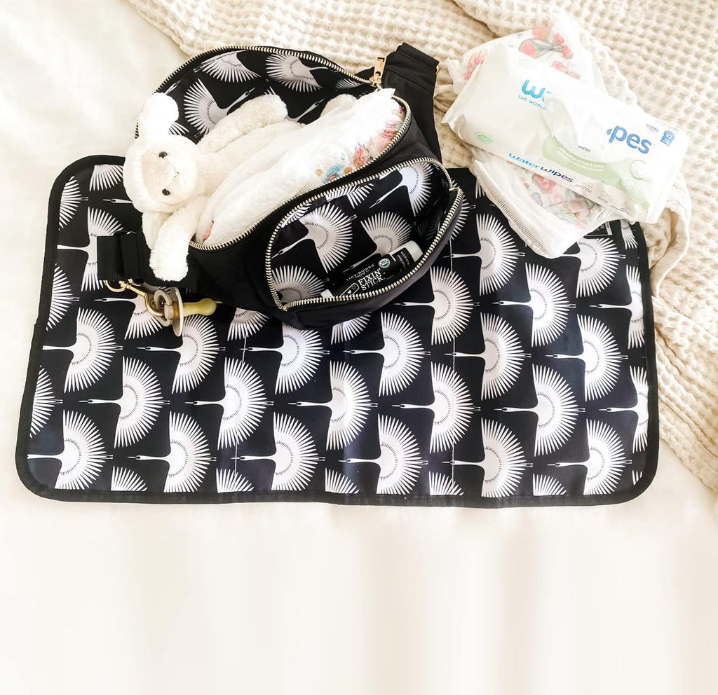 Borsa fasciatoio piccola Ditty Co. – Tappetino per il cambio portatile – Borsa a tracolla per donne – Porta salviette umidificate – Essenziali da viaggio per neonati (nero assoluto)