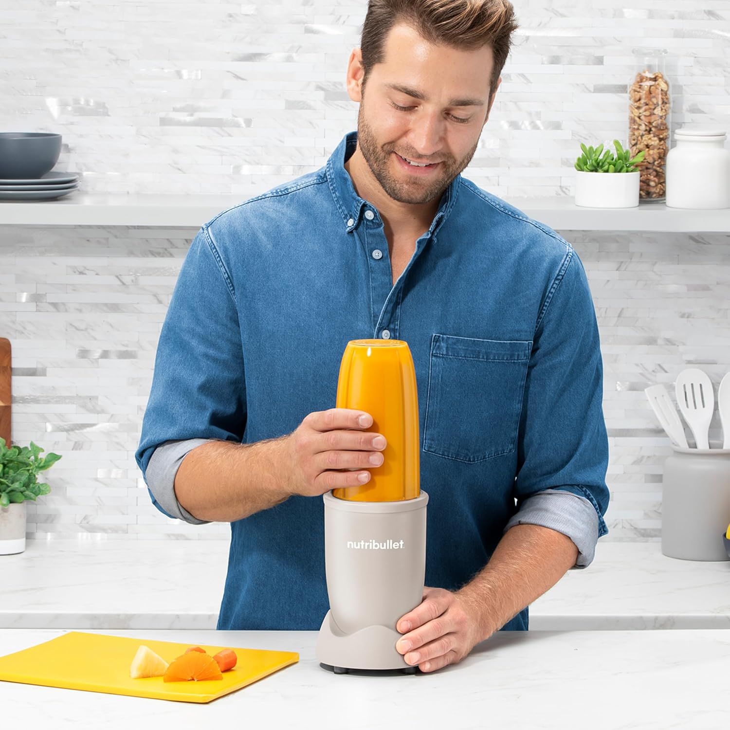 nutribullet Pro, 900 Watt, Facile e veloce da usare, Compatto, Facile da pulire, Con bicchiere da 700 ml, Frullatore per smoothie, Mixer elettrico, NB904B, Nero