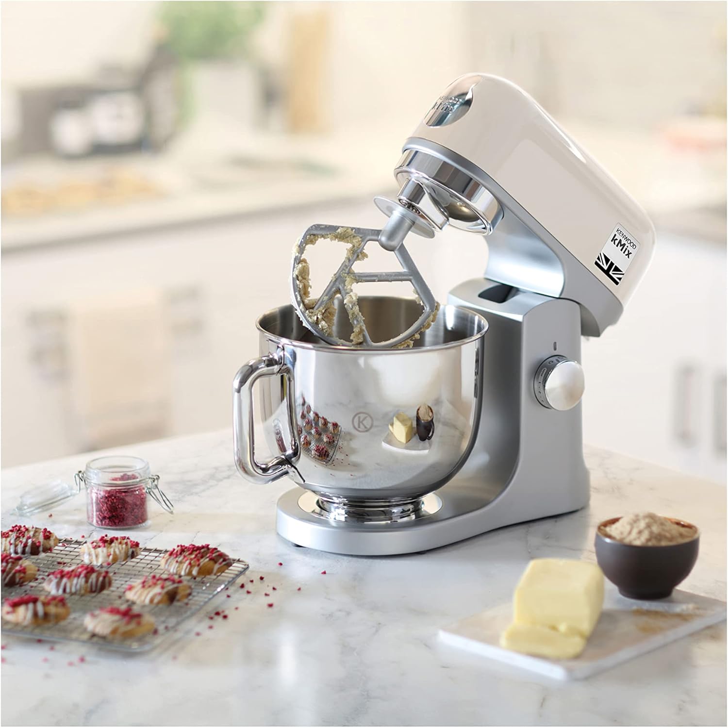 Kenwood kMix KMX750RD Robot da cucina, Ciotola in acciaio inox da 5 litri, Sistema di sicurezza Safe-Use, Corpo in metallo, 1000 Watt, Inclusi set di 3 accessori da pasticceria e paraspruzzi, Rosso