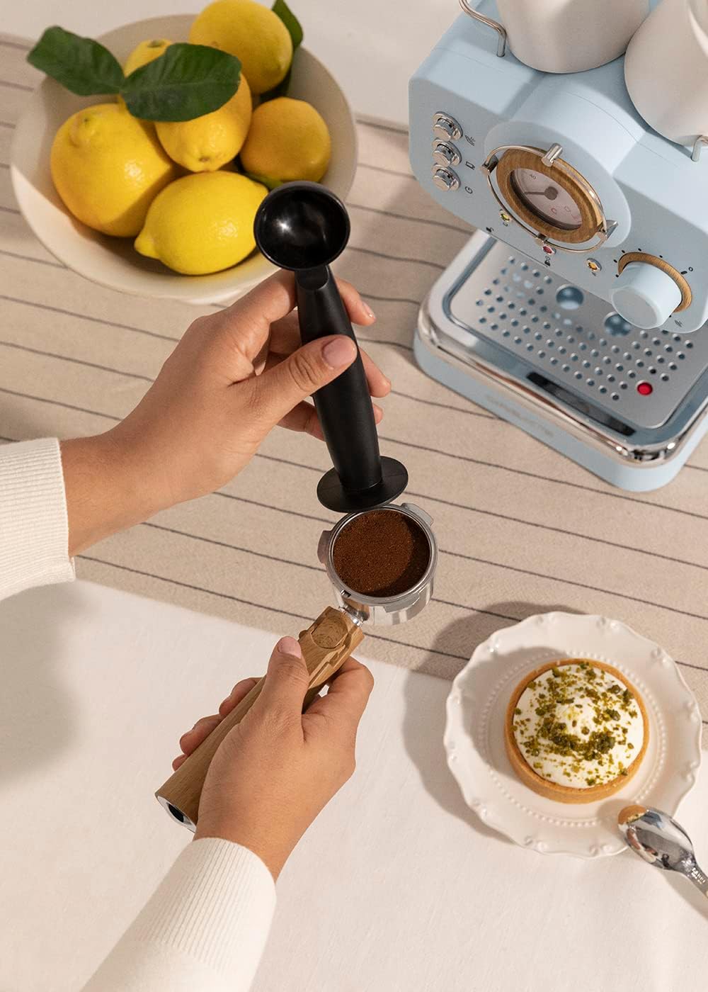 CREATE / THERA RETRO/Macchina da caffè espresso semiautomatica Rosa Pastello Opaco e Legno / Pompa a pressione 20bar, 1100W, Serbatoio acqua 1.25L, per caffè macinato, cialde ESE 55mm, con vaporizzatore, 1100W