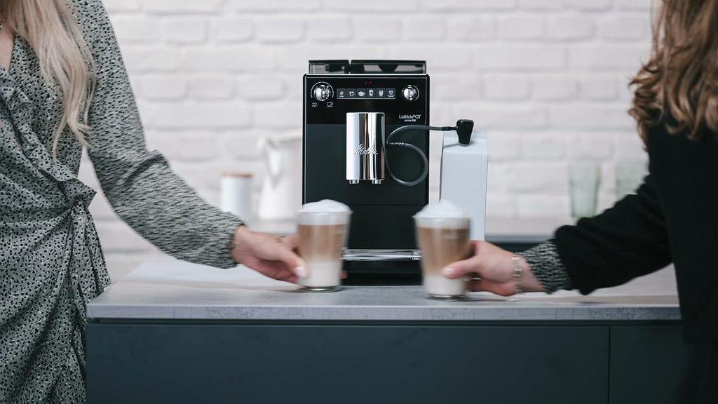 Melitta Latticia OT - Macchina da caffè automatica con sistema latte, Macchina da caffè con macinino per caffè o cappuccino, ad esempio, argento/nero