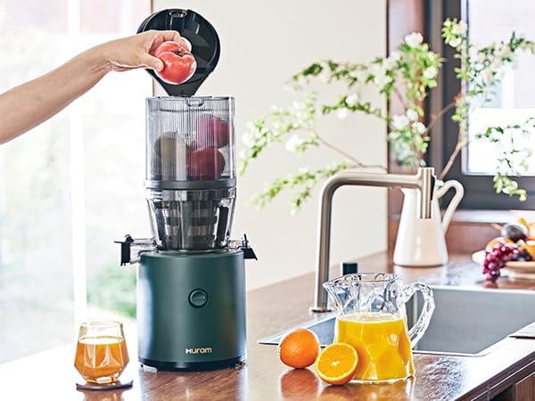 HUROM | Estrattore di succo per frutta e verdura | Slow Juicer | H320N | Spremiagrumi elettrico a freddo | Motore silenzioso | Facile da pulire | Con caraffa grande e filtro a setaccio da 2L | 200 Watt | Senza BPA | Nero