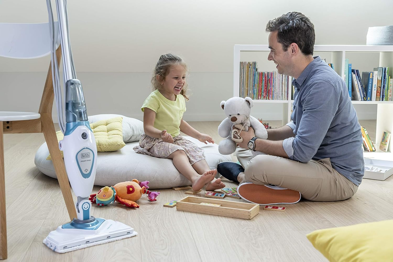 Black+Decker Scopa a vapore Steam-Mop Basic FSM1615 (1300W, pulitore a vapore per un'igiene profonda, serbatoio dell'acqua rimovibile, testina pulente orientabile a 180°, include 2 panni in microfibra)