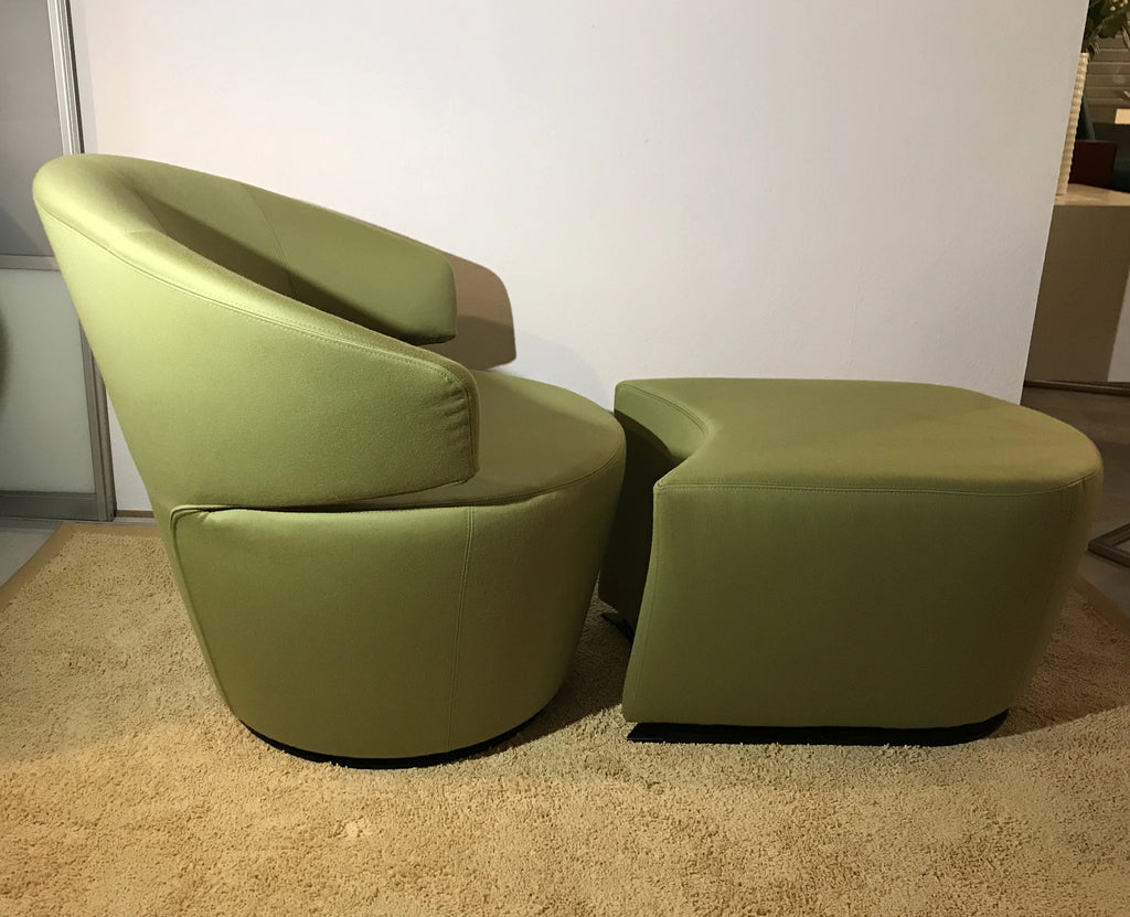 Poltrona girevole di design con poggiapiedi, modello Trick, tessuto verde, di Werther, die Möbelmanufaktur